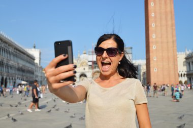 Venedik'te bir selfie alarak kadın