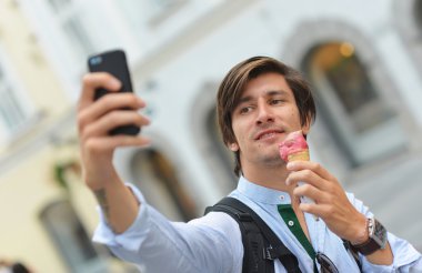 Selfie adam yeme dondurma