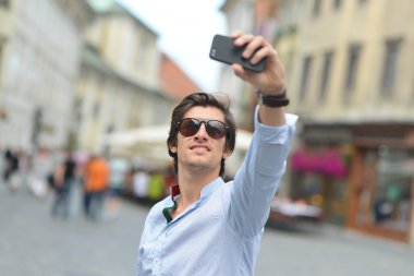 İspanyol adam bir selfie alarak