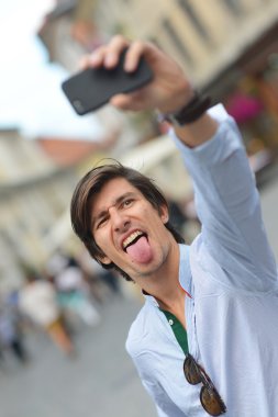 İspanyol adam bir selfie alarak