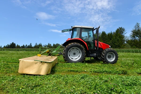 Organikus mezőgazdasági termelő traktor — Stock Fotó