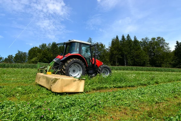 Organikus mezőgazdasági termelő traktor — Stock Fotó