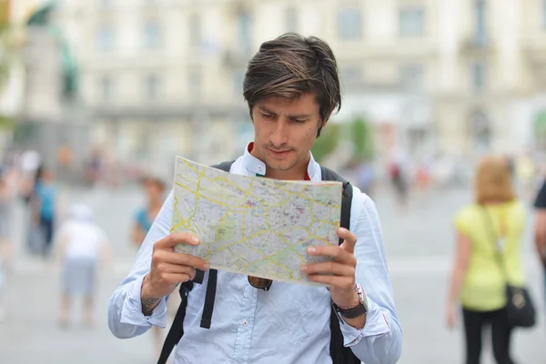 Jeune touriste regardant la carte — Photo