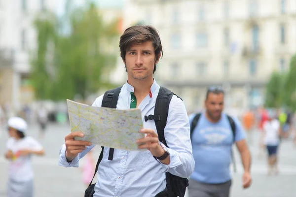 Jeune touriste regardant la carte — Photo