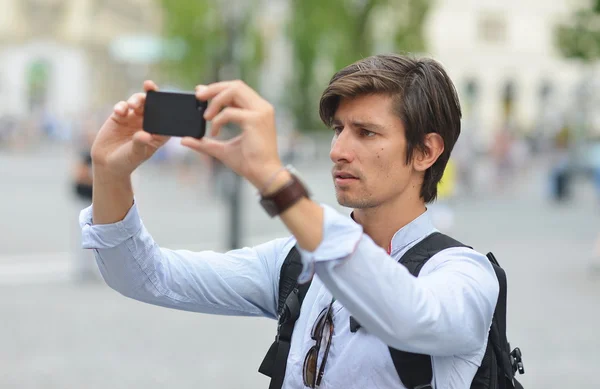 Hombre fotografiando con teléfono — Foto de Stock