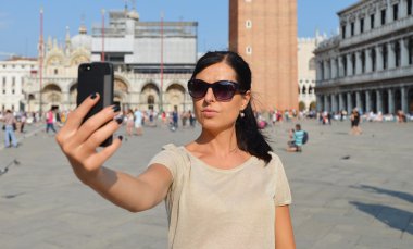 Güzel bir genç kadın kendini bir selfie Venedik, İtalya alarak