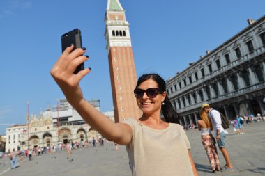 Güzel bir genç kadın kendini bir selfie Venedik, İtalya alarak