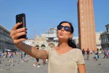 Güzel bir genç kadın kendini bir selfie Venedik, İtalya alarak