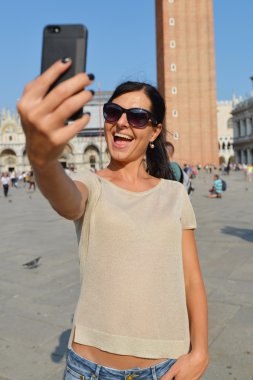 Güzel bir genç kadın kendini bir selfie Venedik alarak
