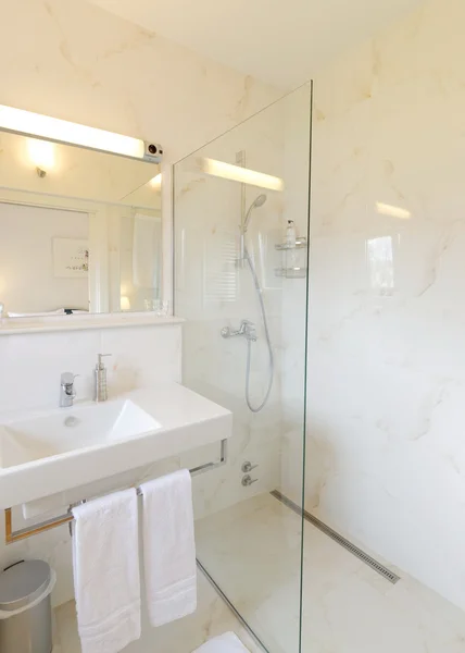 Белая ванная комната — стоковое фото