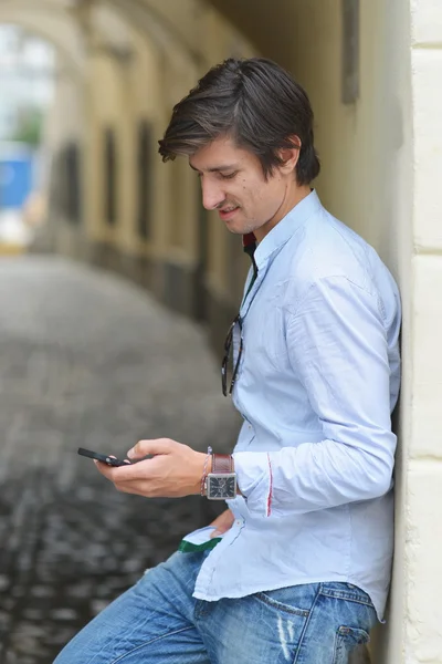 Retrato del joven enviando un mensaje — Foto de Stock