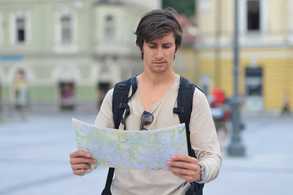 Молодой турист смотрит на карту — стоковое фото