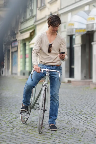 Junger Mann auf einem Fixie-Fahrrad — Stockfoto