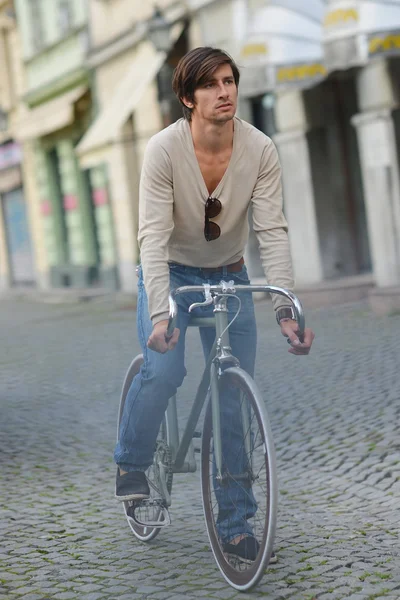 Junge Hipster auf dem Fahrrad — Stockfoto