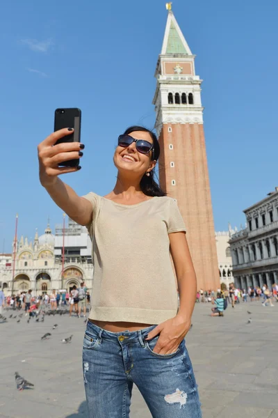 Una hermosa joven que se toma un selfie en Venecia — Foto de Stock
