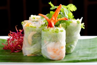 Vietnamca salata karides, tavuk, otlar ile rulo
