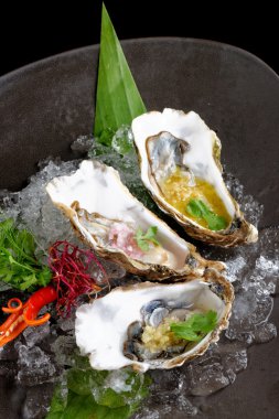 Taze istiridye üç soslar