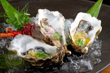 Taze istiridye üç soslar