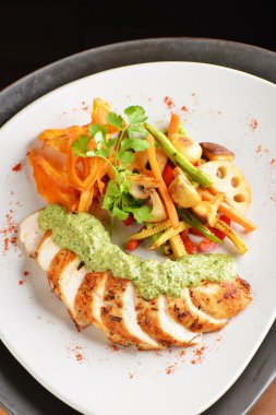 Asya tarzı tavuk Limon otu ile kavrulmuş