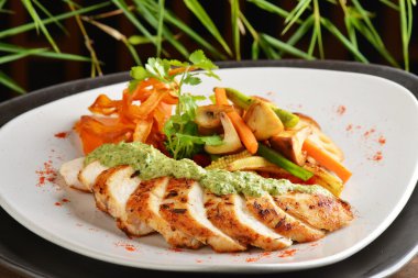 Asya tarzı tavuk Limon otu ile kavrulmuş