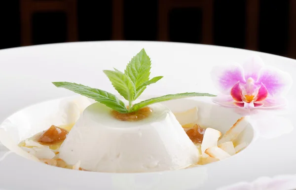 Panna cotta de coco con mango agrio — Foto de Stock