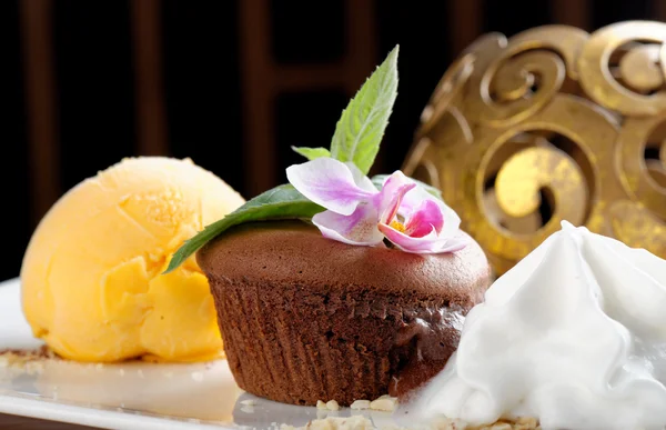 Chocolate souffle with mango ice cream — Stock Photo, Image