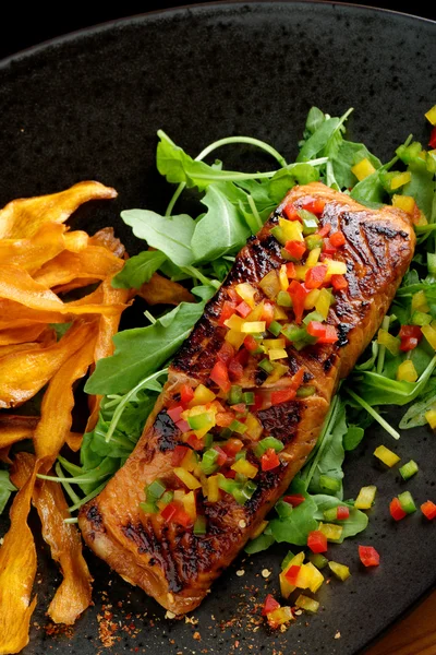 Filé frito de salmão de peixe vermelho com legumes torrados — Fotografia de Stock