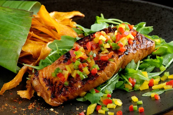 Gebraden filet van rode vis zalm met geroosterde groenten — Stockfoto