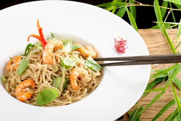 Camarão Yakisoba, macarrão com camarão — Fotografia de Stock