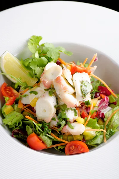 Salade de poulpe avec tranche de citron — Photo