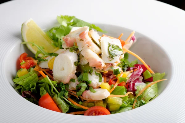 Ensalada de pulpo con lechuga de rodajas de limón —  Fotos de Stock