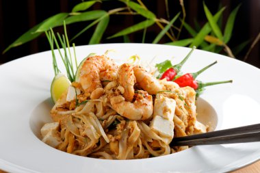 Pad Thai Goong Sod, thin rice noodles clipart