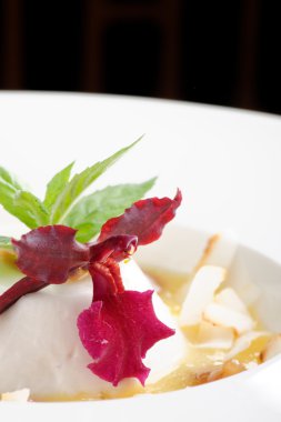 Coconut panna cotta ekşi mango ile