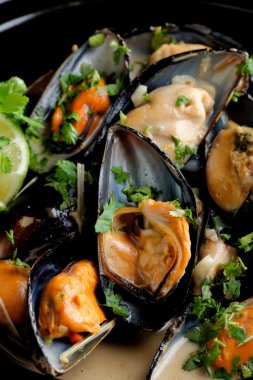 Hindistan cevizi sütü limon ile midye