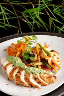 Asya tarzı tavuk Limon otu ile kavrulmuş