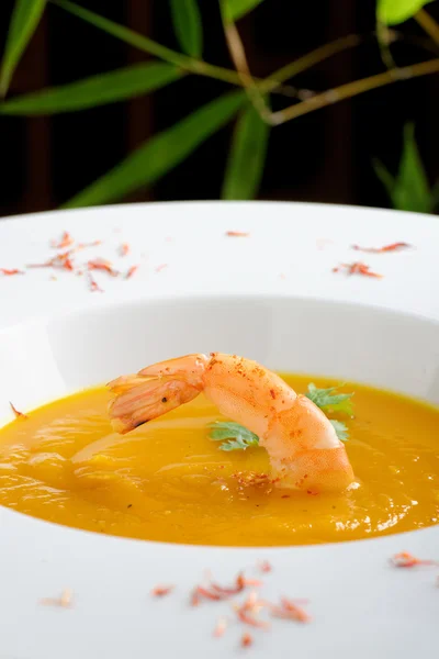 Tom Yum, zuppa thailandese calda e piccante frutti di mare — Foto Stock