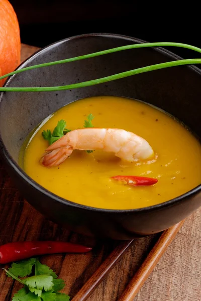 Tom Yum, zuppa thailandese calda e piccante frutti di mare — Foto Stock