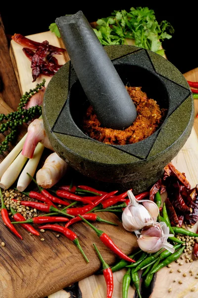 Азиатские травы, специи и овощи на деревянной тарелке — стоковое фото