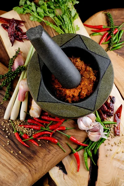 Hierbas asiáticas, especias y verduras en el plato de madera —  Fotos de Stock