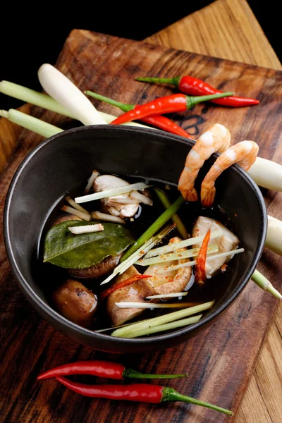 Tay, sıcak ve ekşi çorba Tom Yum — Stok fotoğraf