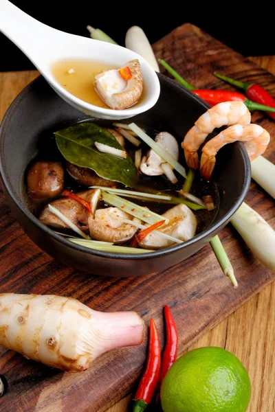 Soupe aigre-chaude thaïlandaise Tom Yum — Photo