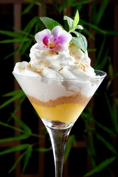 Helado de fruta de la pasión con crema de almendras —  Fotos de Stock