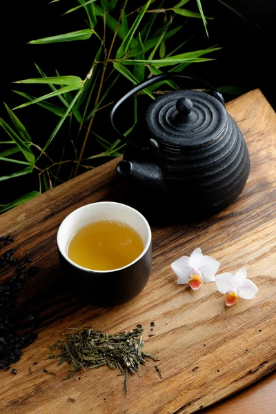 Asijská čajová sada na bambusové rohoži, zelený čaj — Stock fotografie