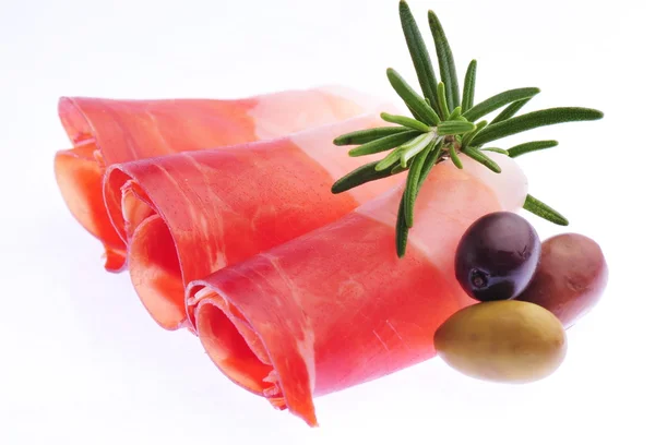 Skivad prosciutto på vit bakgrund — Stockfoto