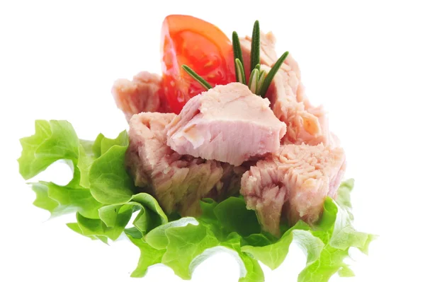 Konserve ton balığı ve yeşil salata. — Stok fotoğraf