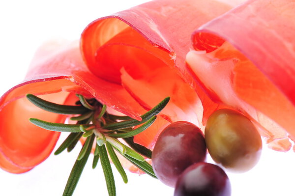 Нарезанная ветчина на белом фоне
