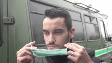 Oporto, Portekiz - 9 Nisan 2020: Erkekler korunmak için cerrahi maske takarlar - Portekiz polisi