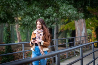 Akıllı telefondaki sonbahar manzarası - fotokopi alanı - seçici odak