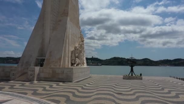 Flygfoto Över Monumentet Till Upptäckarna Belm Lisbon Portugal Tejo Floden — Stockvideo
