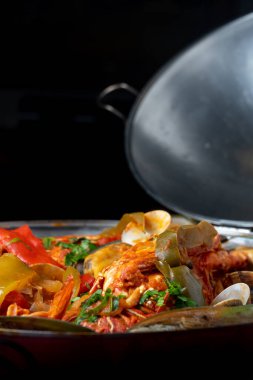 Deniz ürünleri kataplana, tipik Portekiz yemeği, ıstakoz, karides, midye, sebze